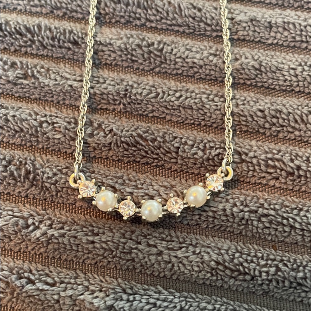 Elegant Pearl and Crystal Necklace